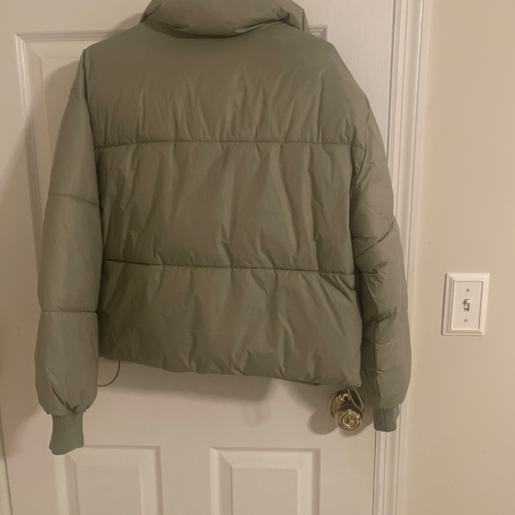 NWT American Eagle Outfitters
CROPPED PUFFER - Winter jacket in Faded Olive - Picture 5 of 5